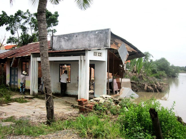 Hiện trường hai căn nhà bị sạt lở gần cầu Mương Chuối